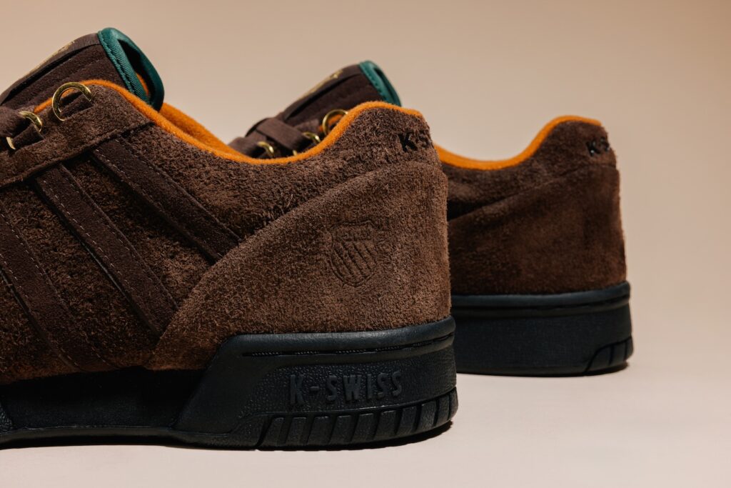 Anwar Carrots x K-Swiss KSRC GSTADD
Color: Shopping Bag/Black
Style Code: 74610-265-M